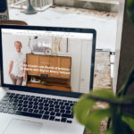 Ordinateur portable ouvert avec un site internet de designer