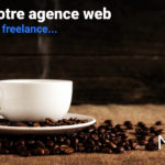 Un café dans une tasse, des grains de café et un texte : votre agence web en freelance