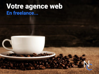 Un café dans une tasse, des grains de café et un texte : votre agence web en freelance