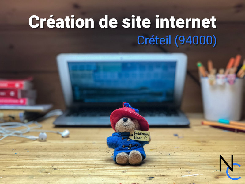 Ordinateur portable fermé sur un bureau avec textes création de site internet à Créteil