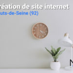 Un mur derriere un bureau avec une horloge et un texte : création de site internet haauts de seine