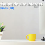 Mac et tasse à café jaune sur un bureau, texte : Création de site internet Yvelines