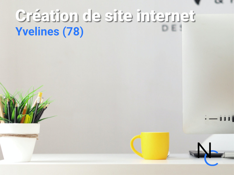 Mac et tasse à café jaune sur un bureau, texte : Création de site internet Yvelines